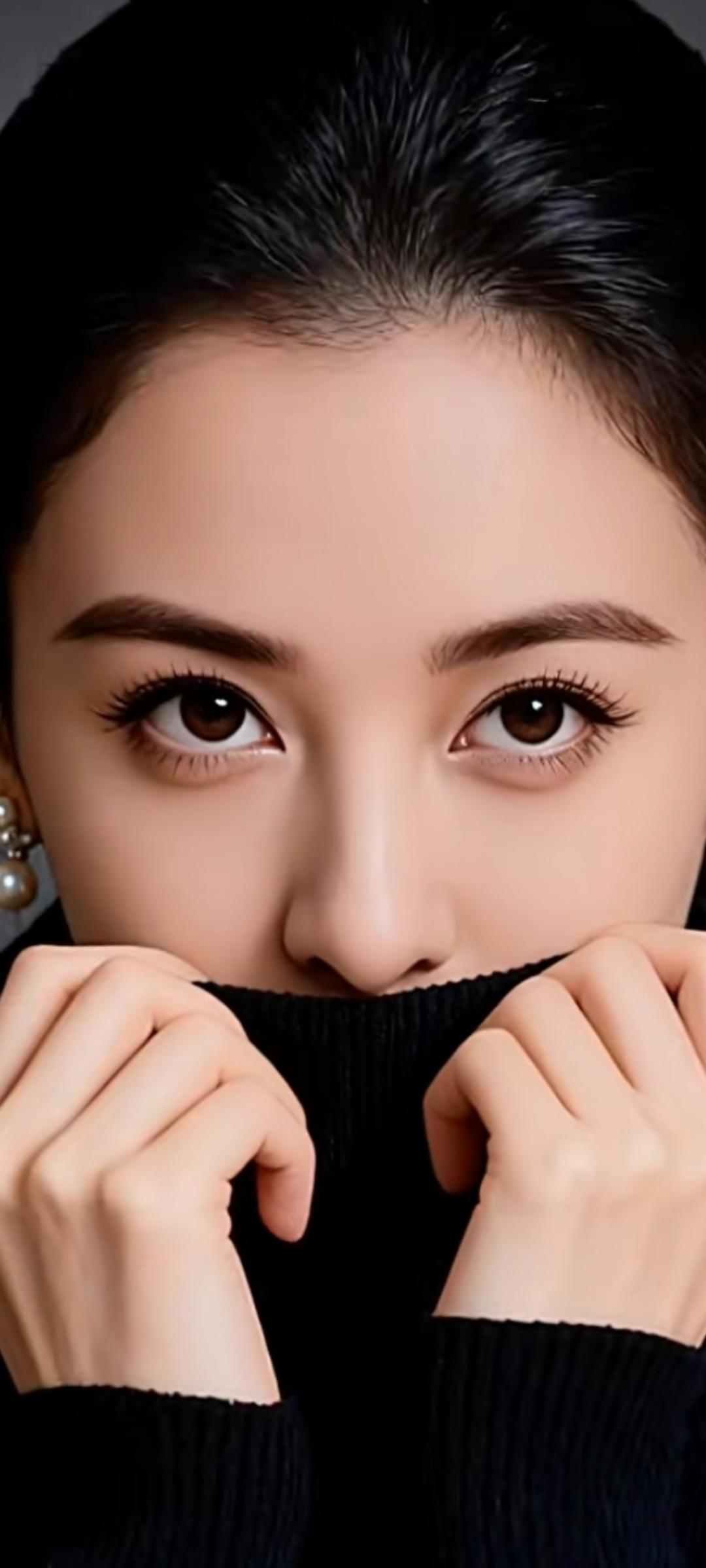 黑色毛衣搭配珍珠耳环，温暖又时尚！