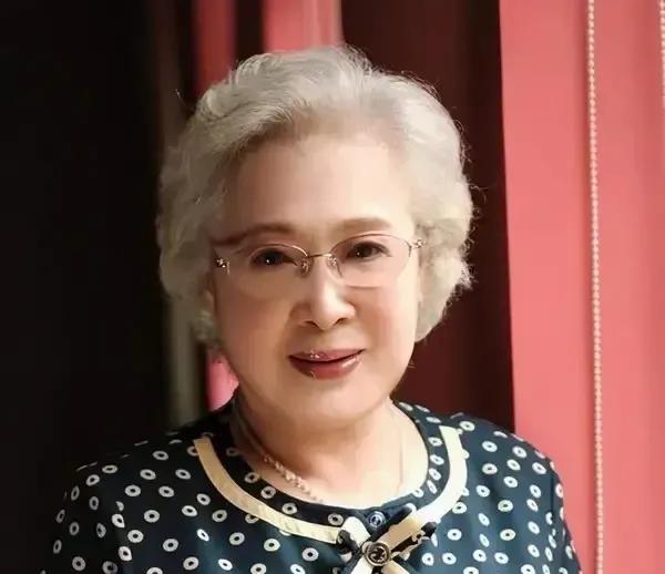 1939年，27岁陈天国站在悬崖边，对着17岁秦怡哭喊：“若不和我结婚，我就跳下