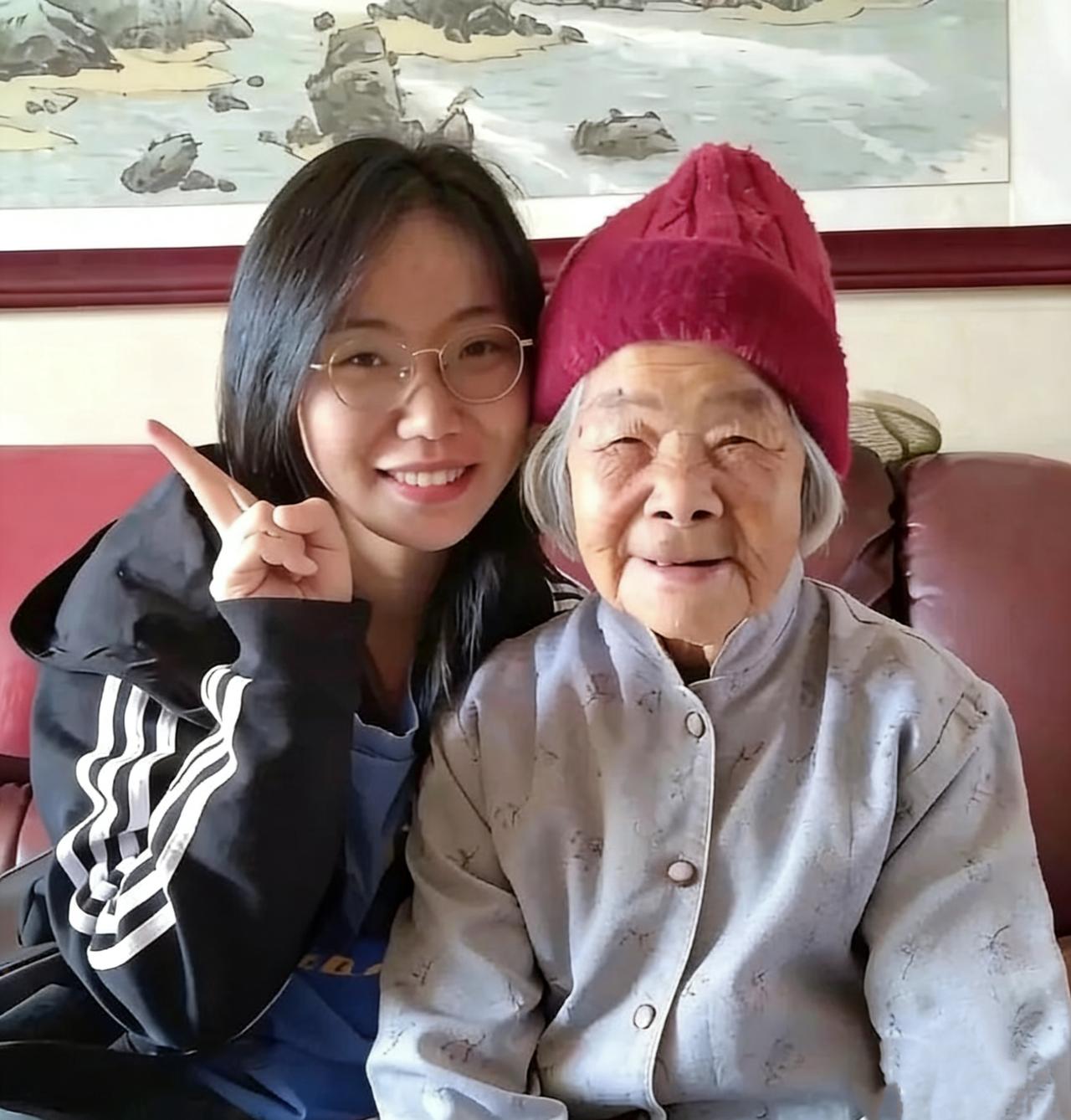 她不是亲人，却成了老人唯一的依靠26岁方小语初到上海，为省钱和68岁独居林