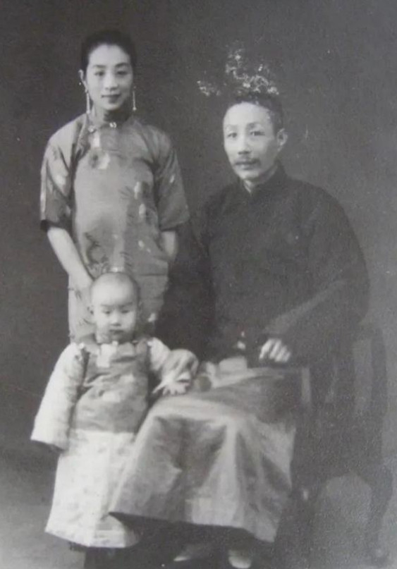 1947年的一天，李国秦发现17岁的女儿小腹凸起，呕吐不止，想问明缘由，却遭到丈