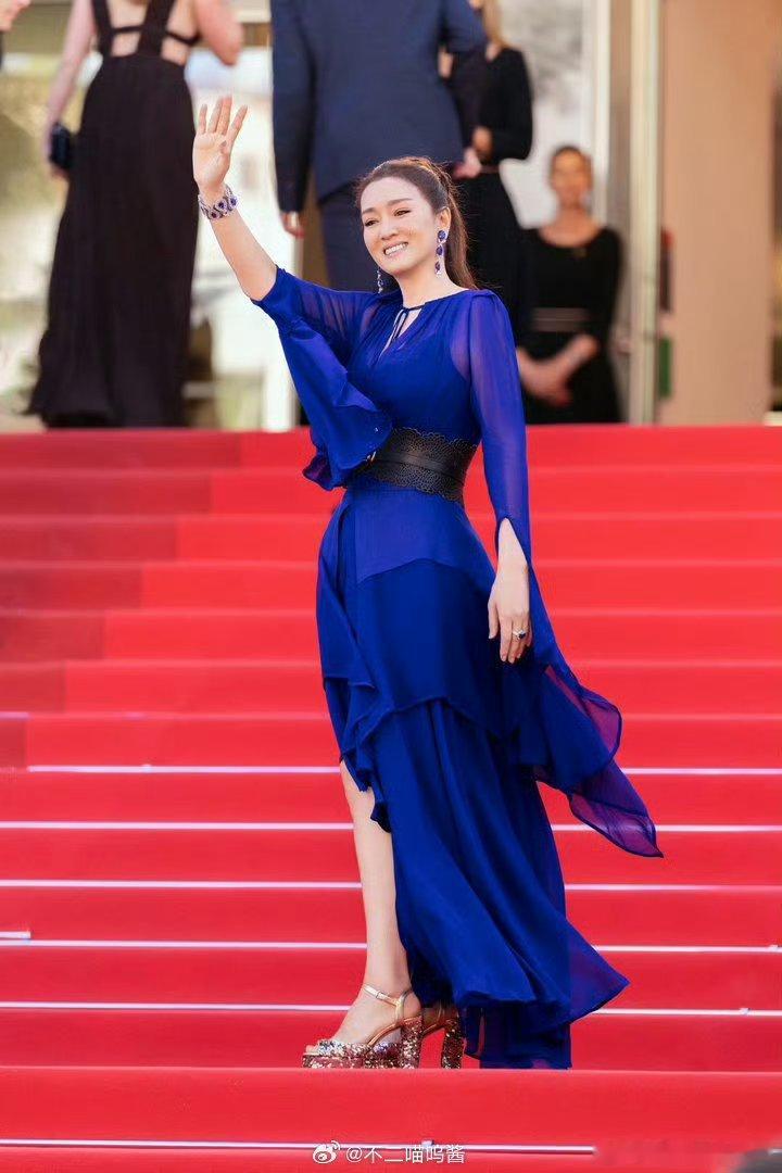 巩俐戛纳官方镜头绝美实拍画面流出，官方镜头里的巩俐状态绝佳。大气温婉又自带锋芒，
