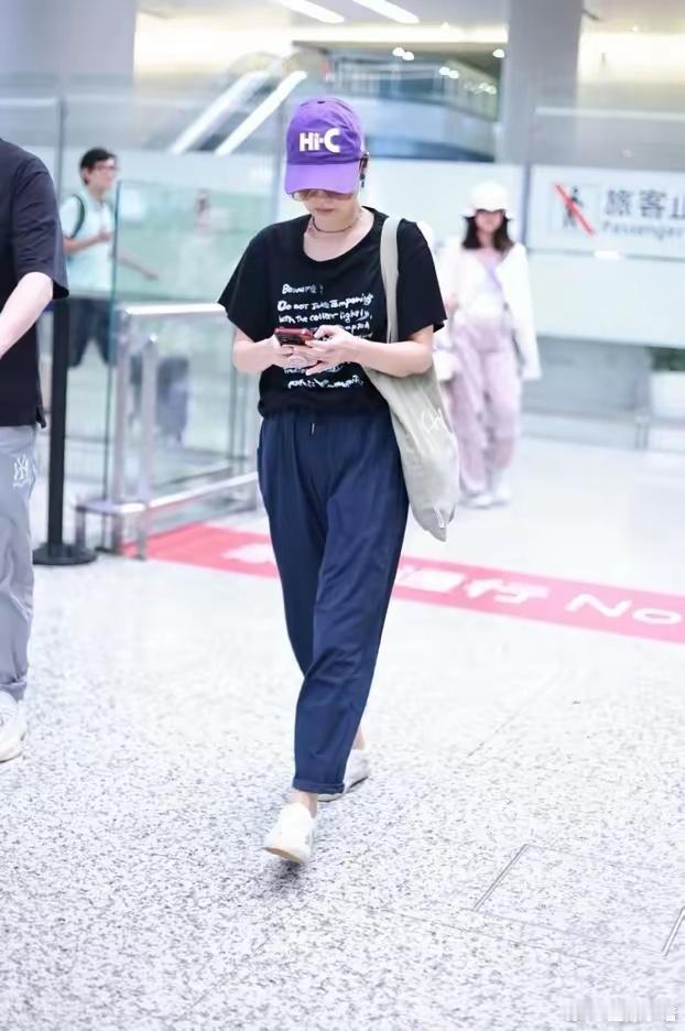 马伊琍带火了“松弛感”穿搭，t恤+九分裤+小白鞋，不像当妈的人​​​