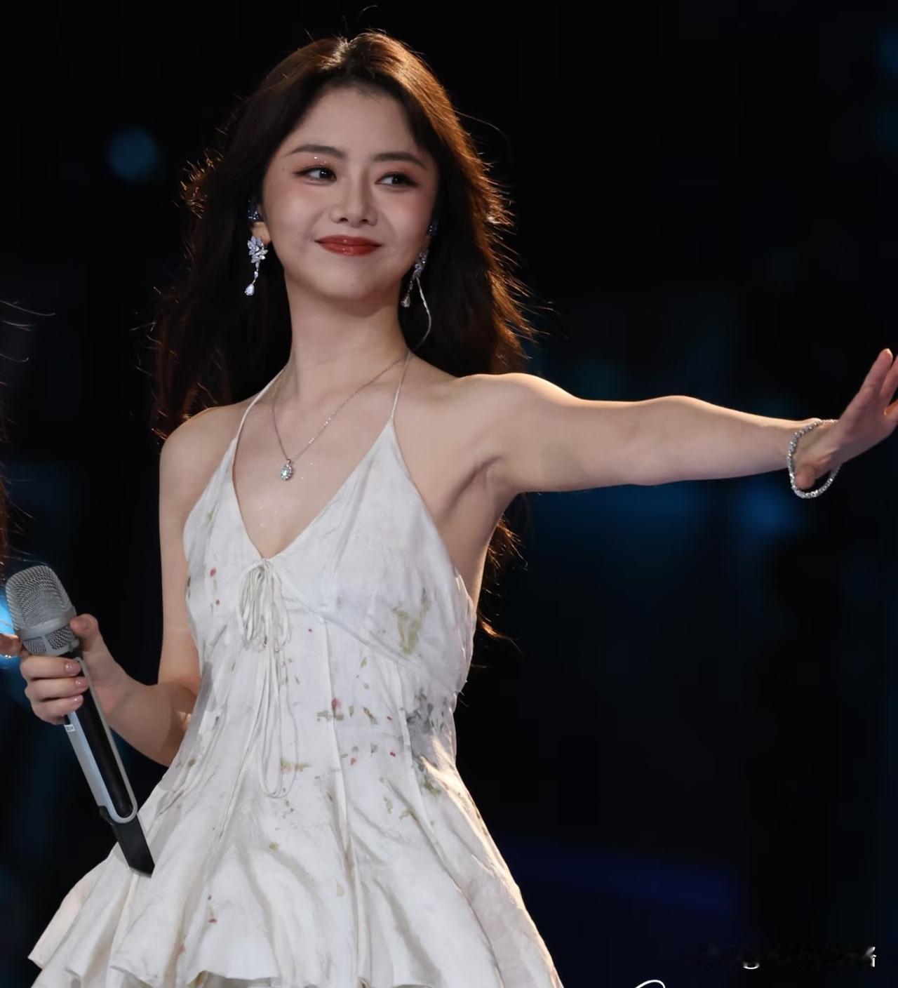 我问我老公，他朋友从湖南跨年晚会回来老提谭松韵，到底怎么回事？老公挠头说，别