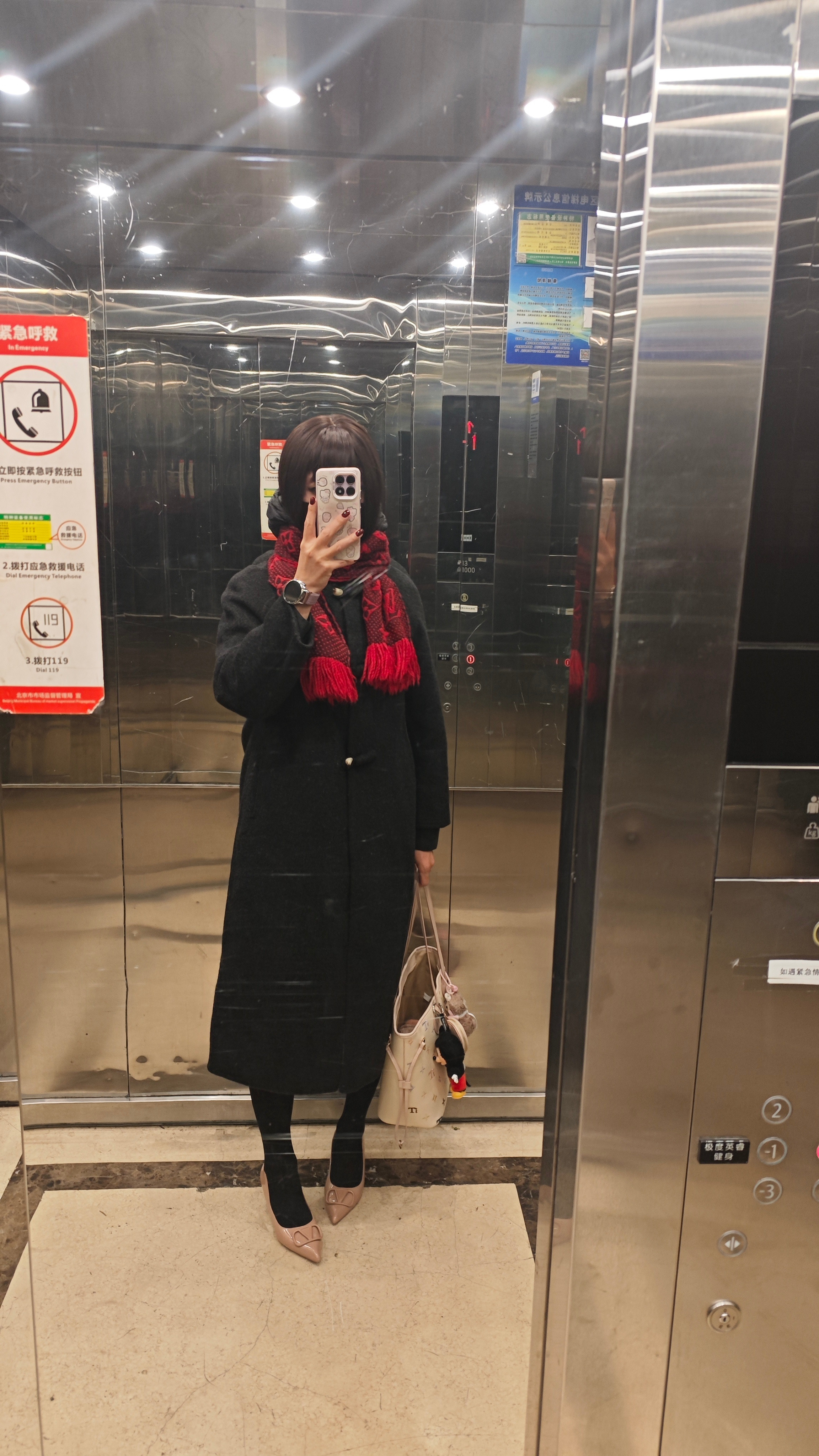 晚上去了ZhaoDai，蹦迪的氛围太好啦~今天穿得黑衬衫，棕色PU皮裙，厚黑裤袜