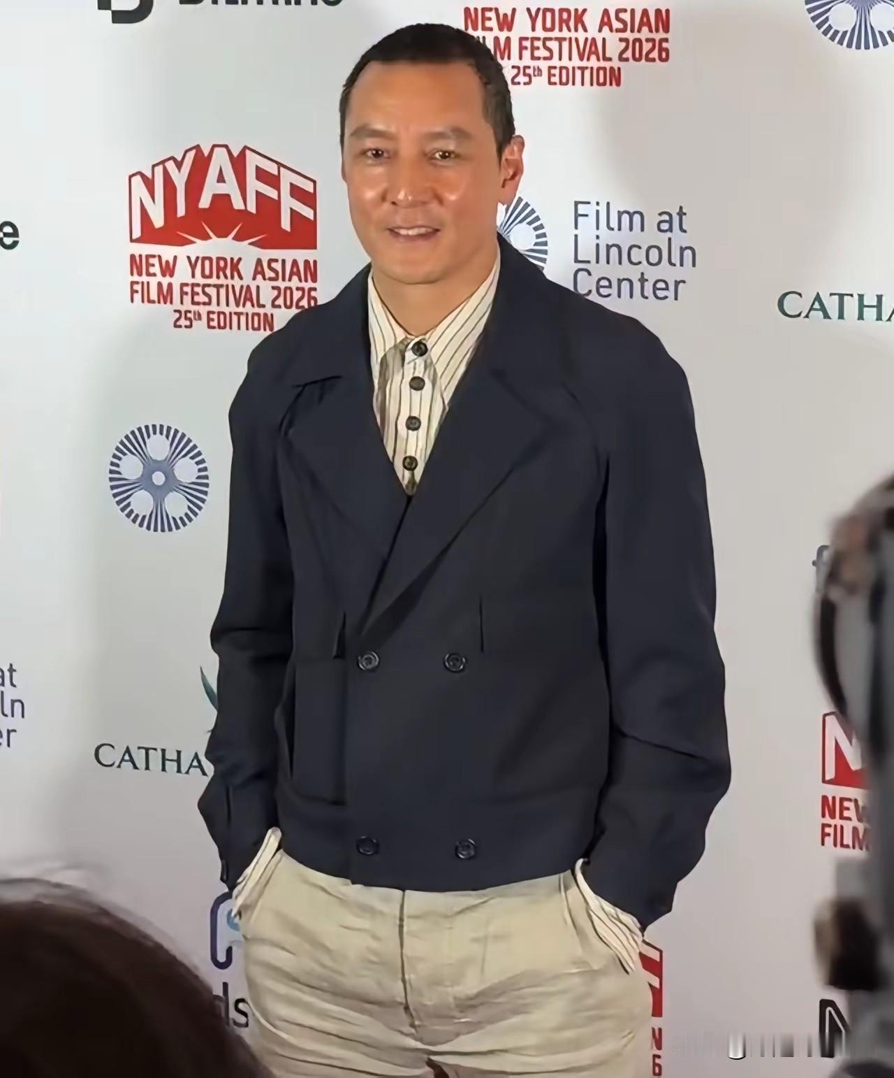 都说中年男人容易“油腻”，看吴彦祖现在的模样还真是说得有道理，由于发福脸上已经没