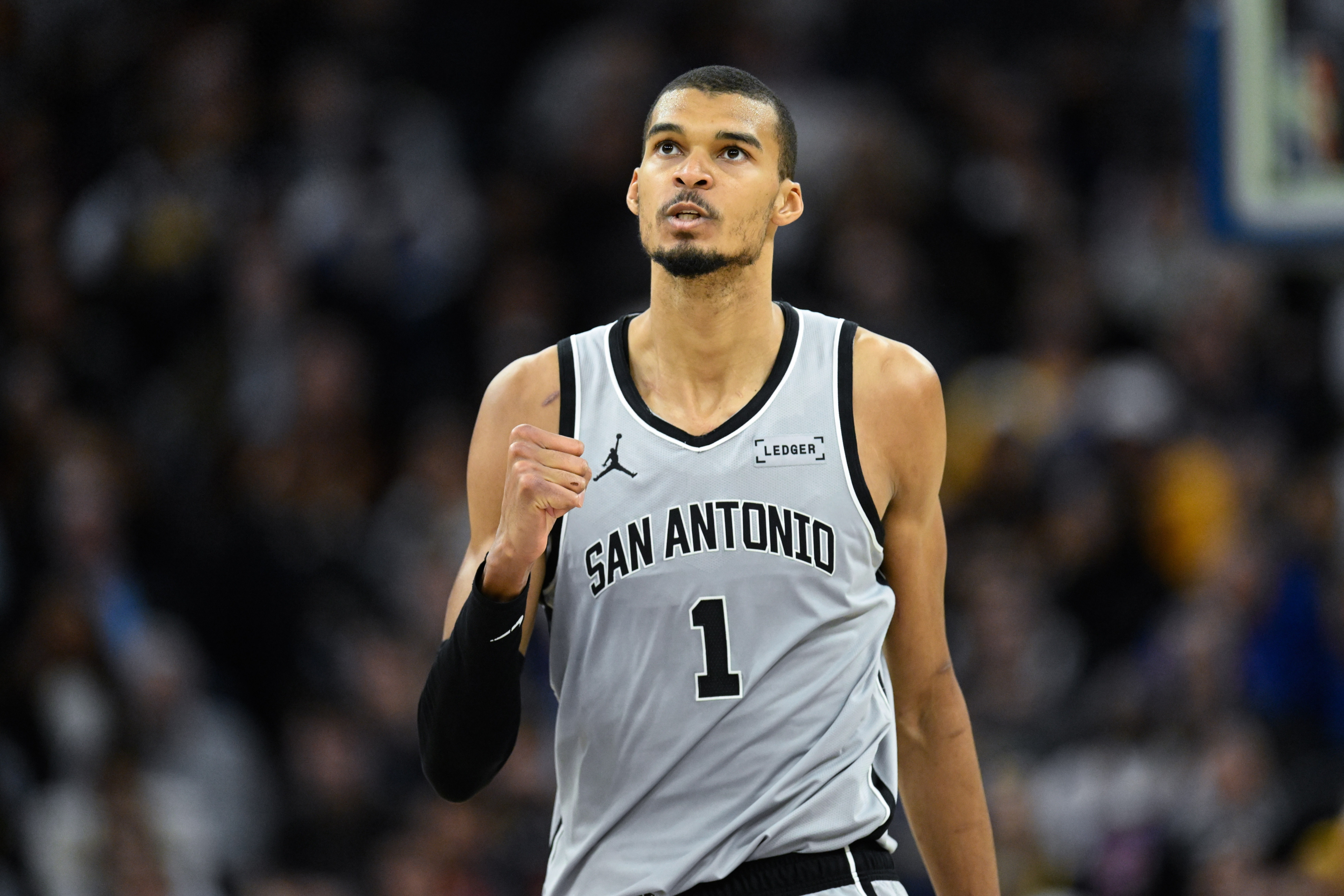 不是，就算亚历山大今天没绝杀掘金，客观来说MVP也不可能跟文班有关系啊纯正刺