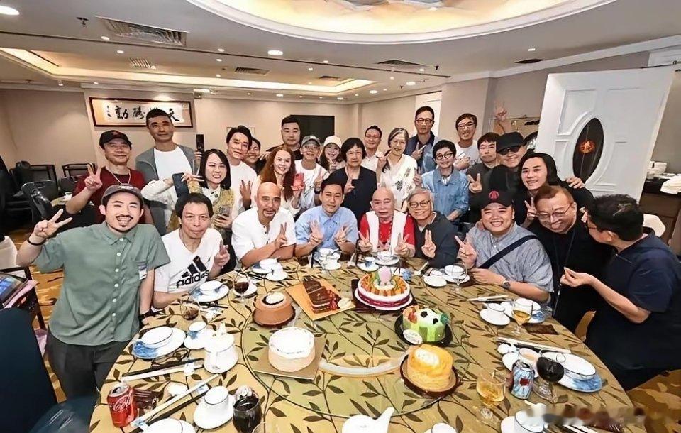 《少林足球》25年聚餐，最值得玩味的不是周星驰缺席是田启文到场了。你以为他是来怀