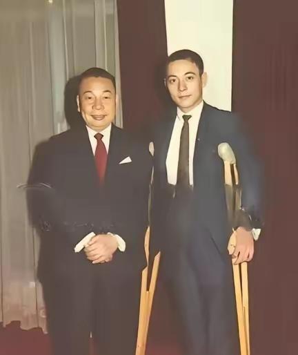 1970年，蒋经国和拄拐的长子蒋孝文的合影，蒋孝文拄拐不是因为他受伤，而是他的身