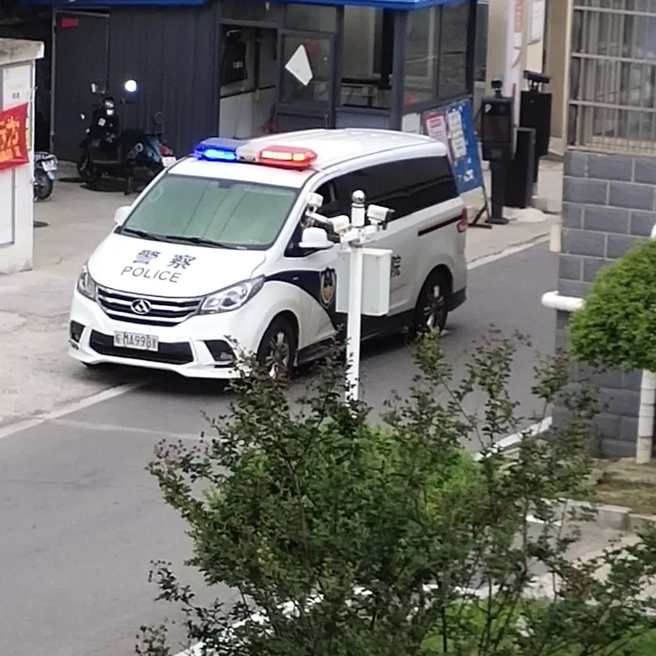 警车又来了！小区内时不时地会有警车悄悄潜入。为啥呢？告诉你，我们