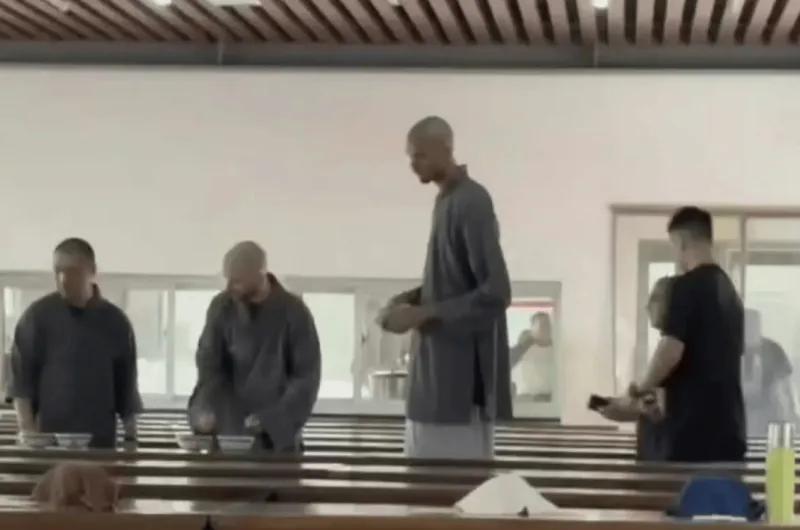 剃发出家？文班亚马在中国剃成了光头，且穿上了僧服！目前尚未得知他是不是和甲亢哥