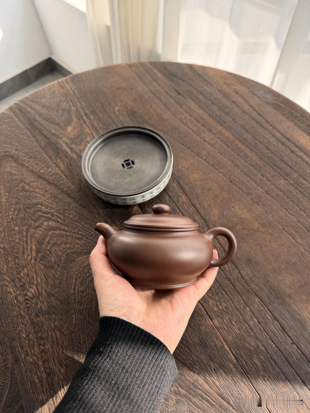 紫砂壶颜色各异，但紫砂茶壶为什么称为“紫色”?这个问题是不少紫砂壶爱好者心中的一
