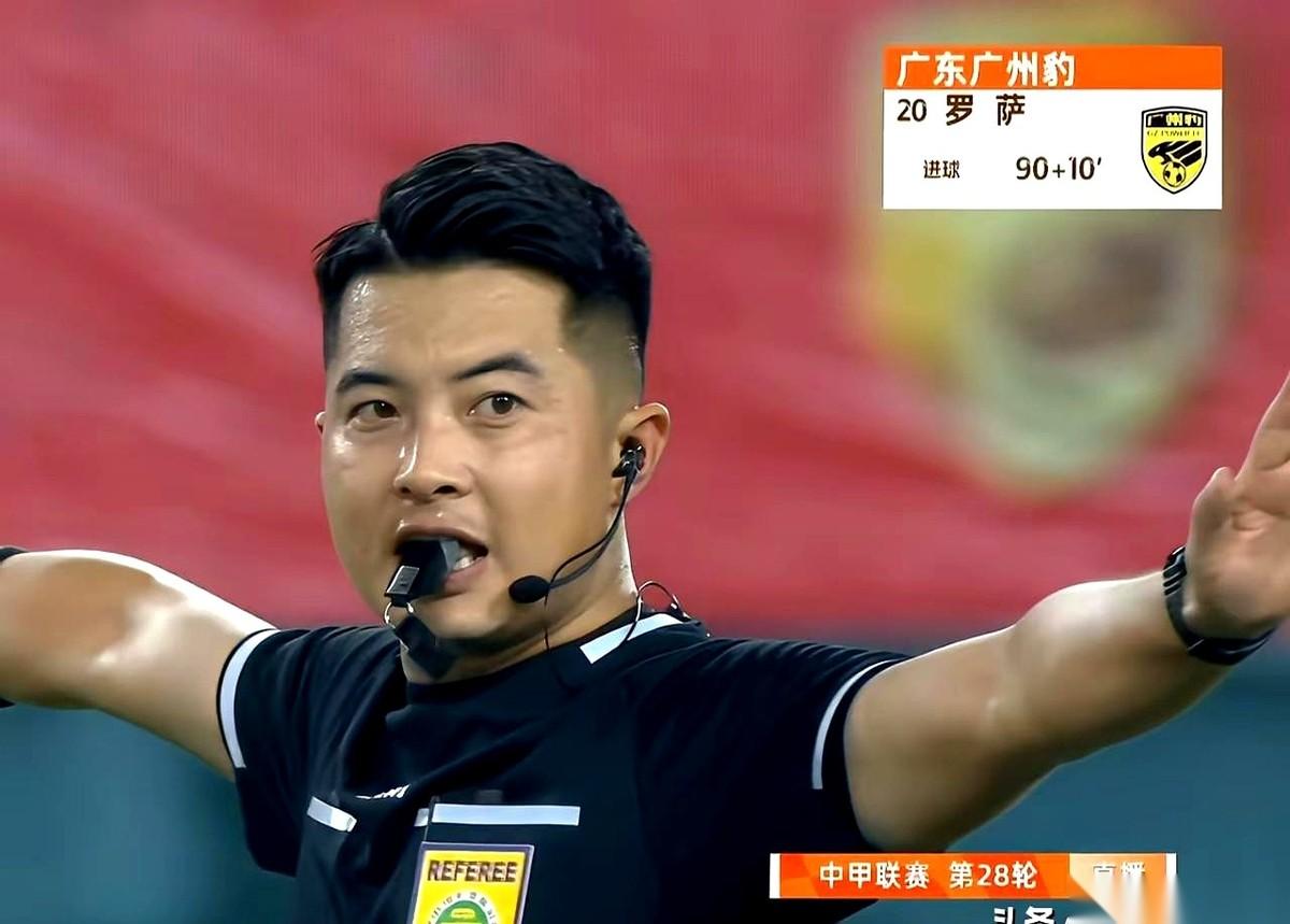 补时8分钟，硬是踢到了100分钟。然后，主队进球，裁判吹哨，比赛结束。你说巧