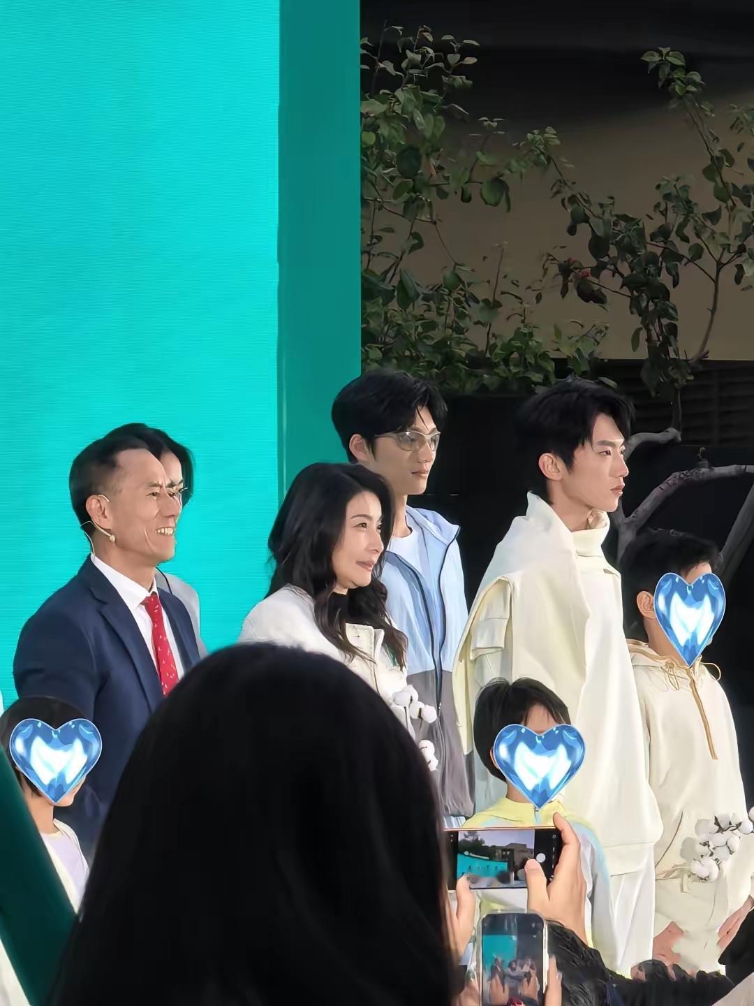10月18日，郭晶晶现身北京出席活动，穿白色小香风外套搭配灰色裙子优雅亮相！郭