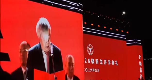 施一公又没端着。 西湖大学开学典礼上，校长施一公的致辞没走“欢迎来到知识殿堂