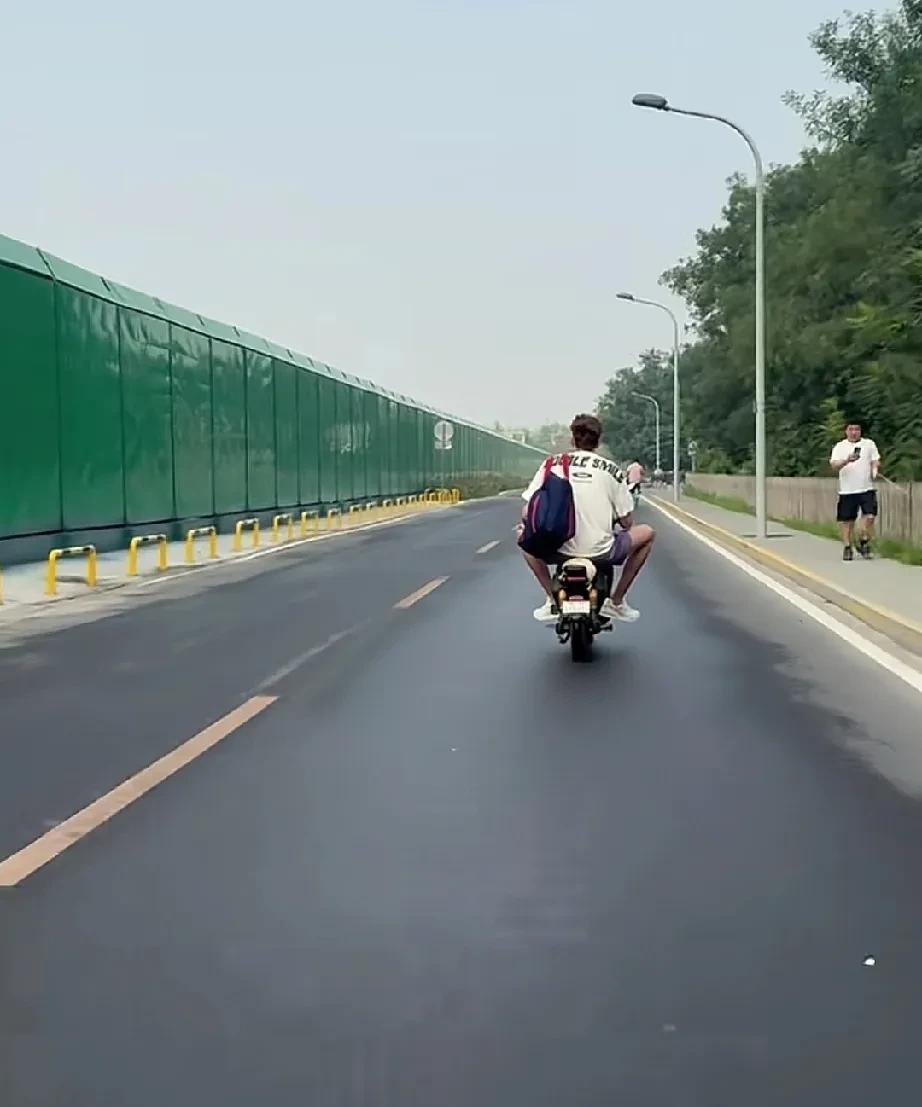 周琦送儿子涂涂上幼儿园，儿子没哭，他哭了！正值开学之际，周琦的儿子涂涂也到了上