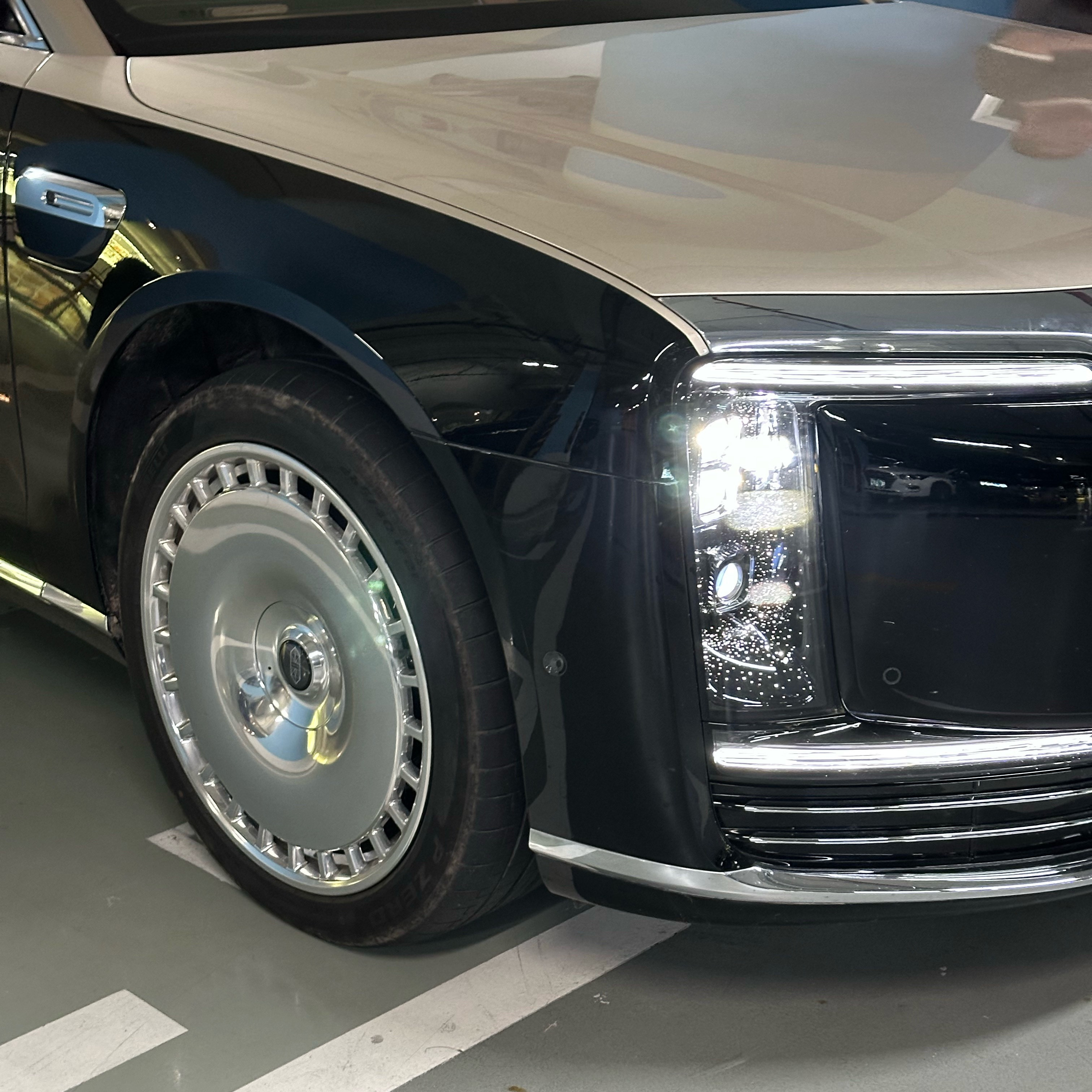 尊界s800确实很尊的，外观大气有气场，小一点的停车位还真有点放不下它！小羊毛地