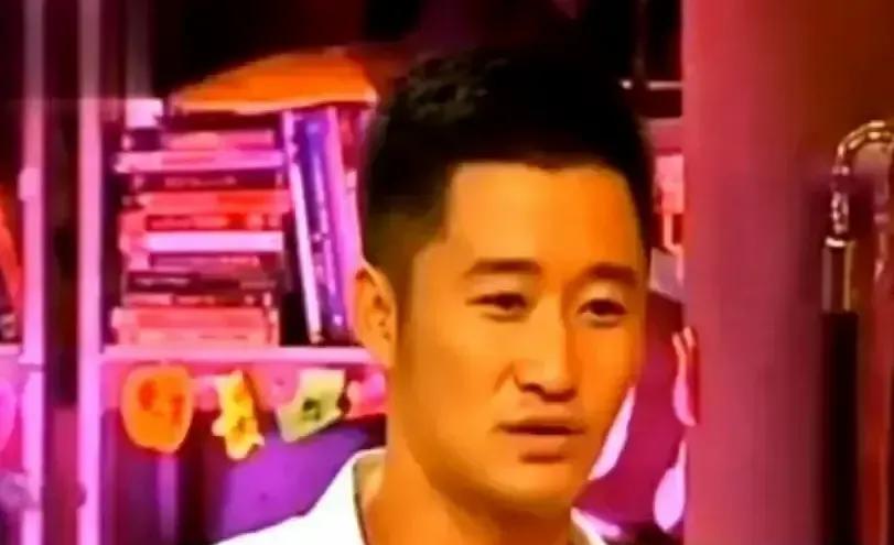 别再问吴京什么背景了。《流浪地球3》后期机房，他正和特效师争论一个推进器的火焰