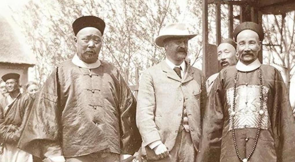 清朝外交官许世英出使欧美，被邀请去看脱衣舞，他一脸欣赏地看完后，记者连忙跑来采访