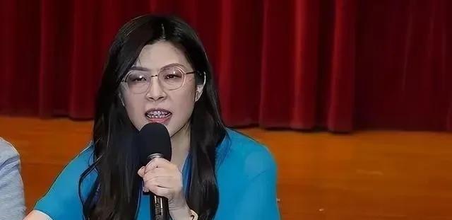国民党副主席张荣恭最近在节目里爆了个猛料，说郑丽文根本不是大家以为的“统一女神