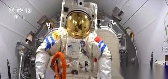 一块在太空里被撞出裂痕的玻璃，硬生生顶着上千度高温，给咱们原封不动地带回了地球。