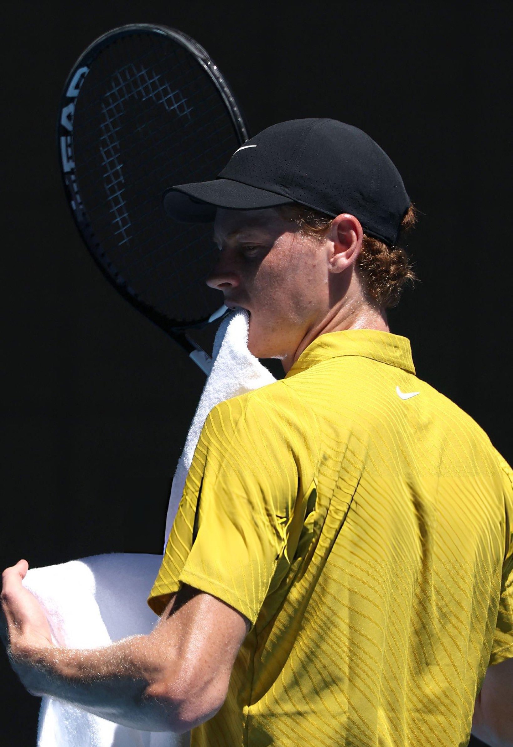 澳网2026澳网男单第三轮，卫冕冠军辛纳在比赛前半段饱受高温的影响，第三盘先被