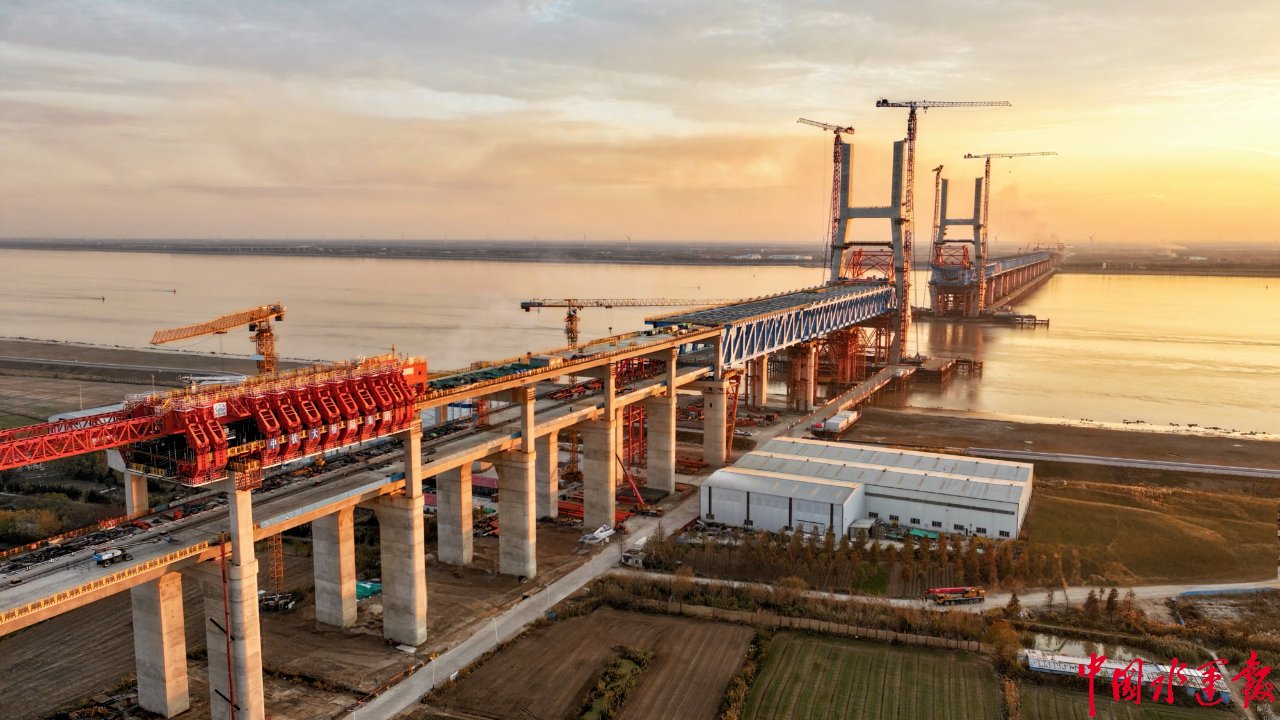 南通海事全程保障施工安全 崇启公铁长江大桥边跨钢桁梁最后一次拖拉完成