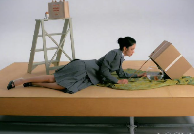 周也真的像从油画里走出来的少女！往那一站就是一幅绝美风景，时尚感浑然天成，颜值与