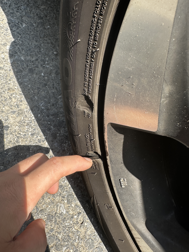 刚换的前车轮胎不小心干到马路牙子，就这一个有必要换掉吗很纠结因为两个前轮胎刚