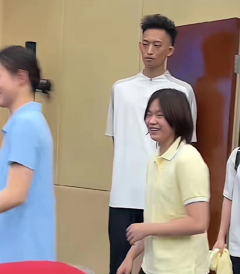 全红婵不适合留长发，短发才适合她，全红婵的性格清纯，阳光，活泼，短发显干练，俏皮