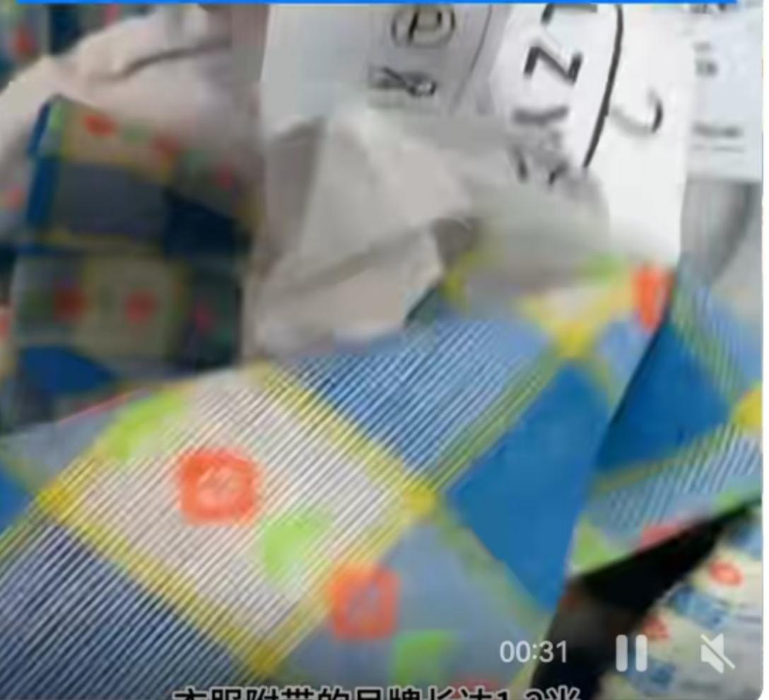 电商圈最近炸锅了！女装商家们集体亮出了"秘密武器"——A4纸大小的巨型吊牌。这可