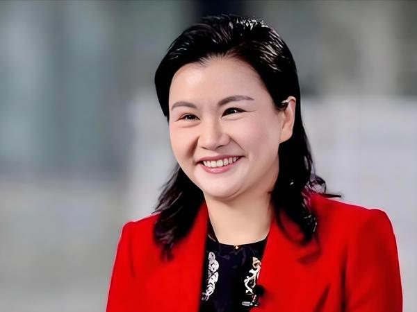 炸场！马斯克、库克中间坐的竟是她：湖南女首富，白手起家千亿女王！🔥全网沸