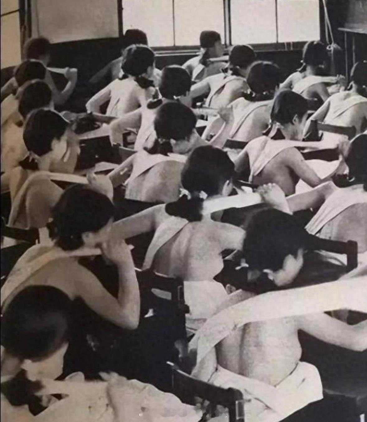 1938年，日本国内军国主义教育高峰期，一张老照片记录高中生上课脱光衣服接受洗脑