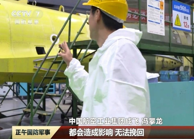 近日，央视跟随中航工业成飞铆装钳工的视角，罕见公开展示了歼-10战机的生产线，看