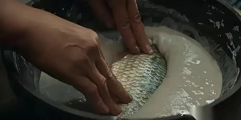 《生万物》里这个“借鱼”的细节，绝了。这个情节好搞笑，那时候的油都不舍得吃还能炸
