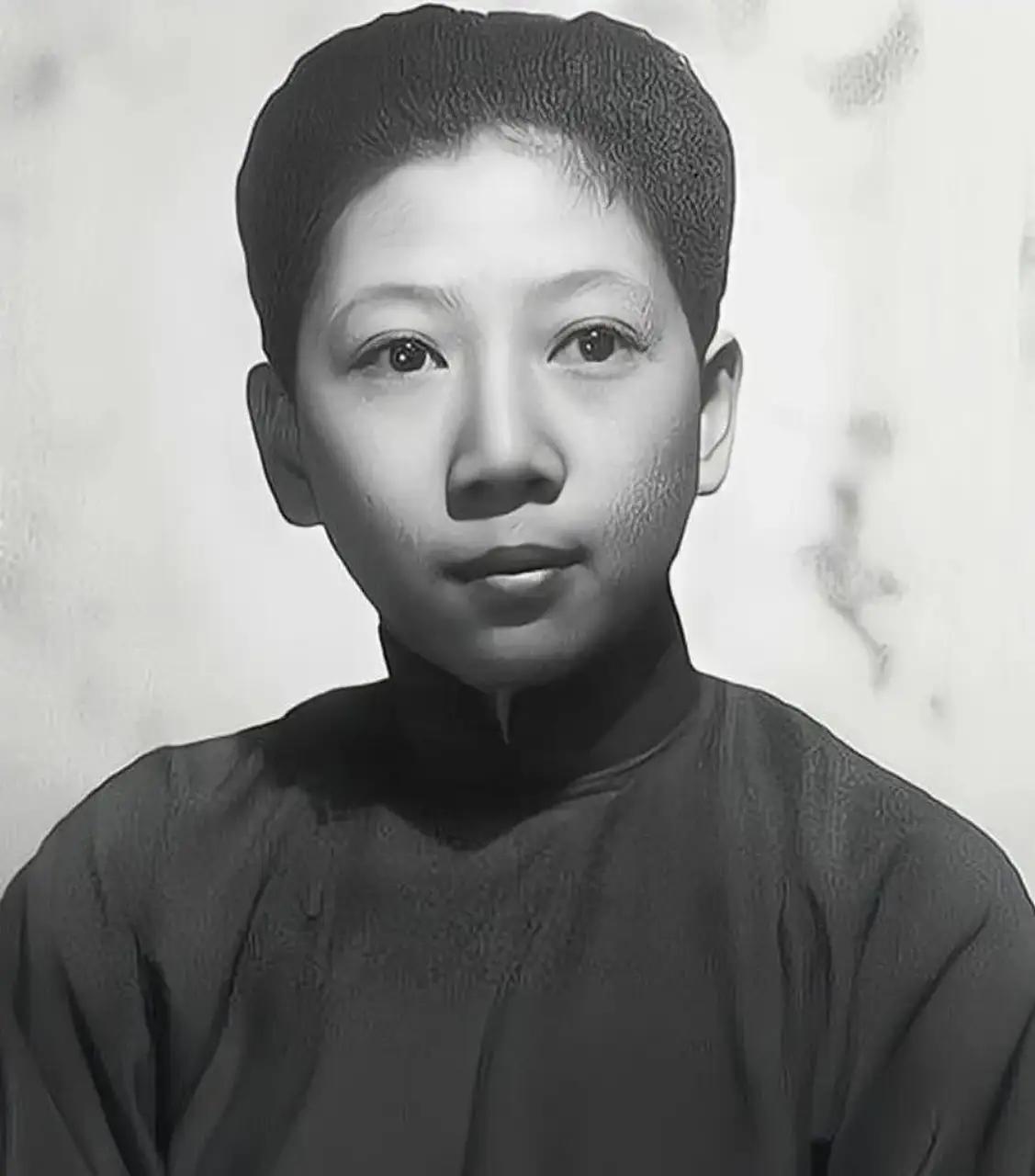 1946年，孔令俊换上女装逛街，却被龙云的儿子调戏，她大怒，就拔枪而射，龙云的儿