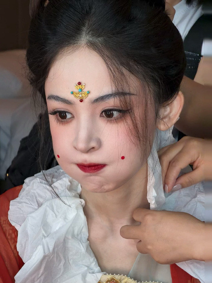 娜扎的牙龈肿到像开了特效哈哈哈，娜扎牙龈肿到像开了特效​​​​