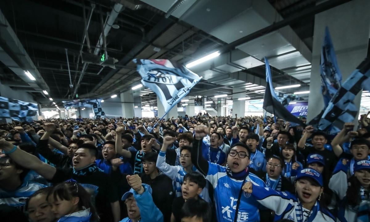 上海申花知名球迷619和老屠回忆起了以前远征大连的经历。他们觉得大连球迷真的非常