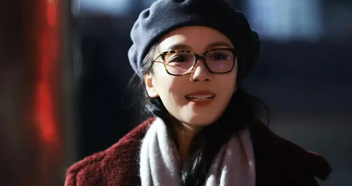 47岁刘涛中年穿搭惊艳全网！酒红色大衣+贝雷帽减龄秘籍