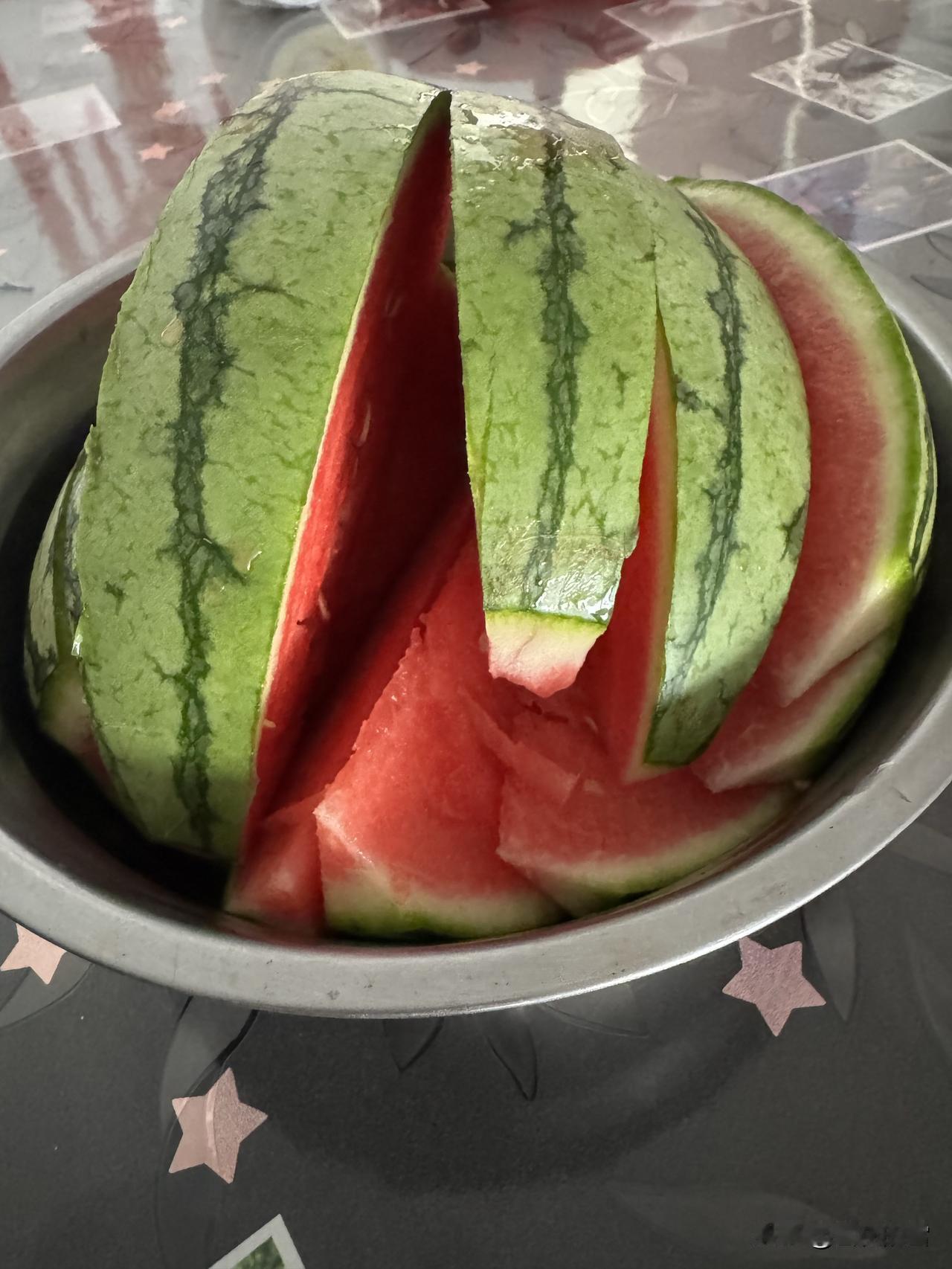 大家发现没有？今年这种“糖丸”西瓜特别甜！是不是用了什么调味剂？还是科技改
