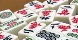 她每天只打一两场牌，赢的钱比上班还多。上个月，她净赚了一万出头，没靠加班，没靠