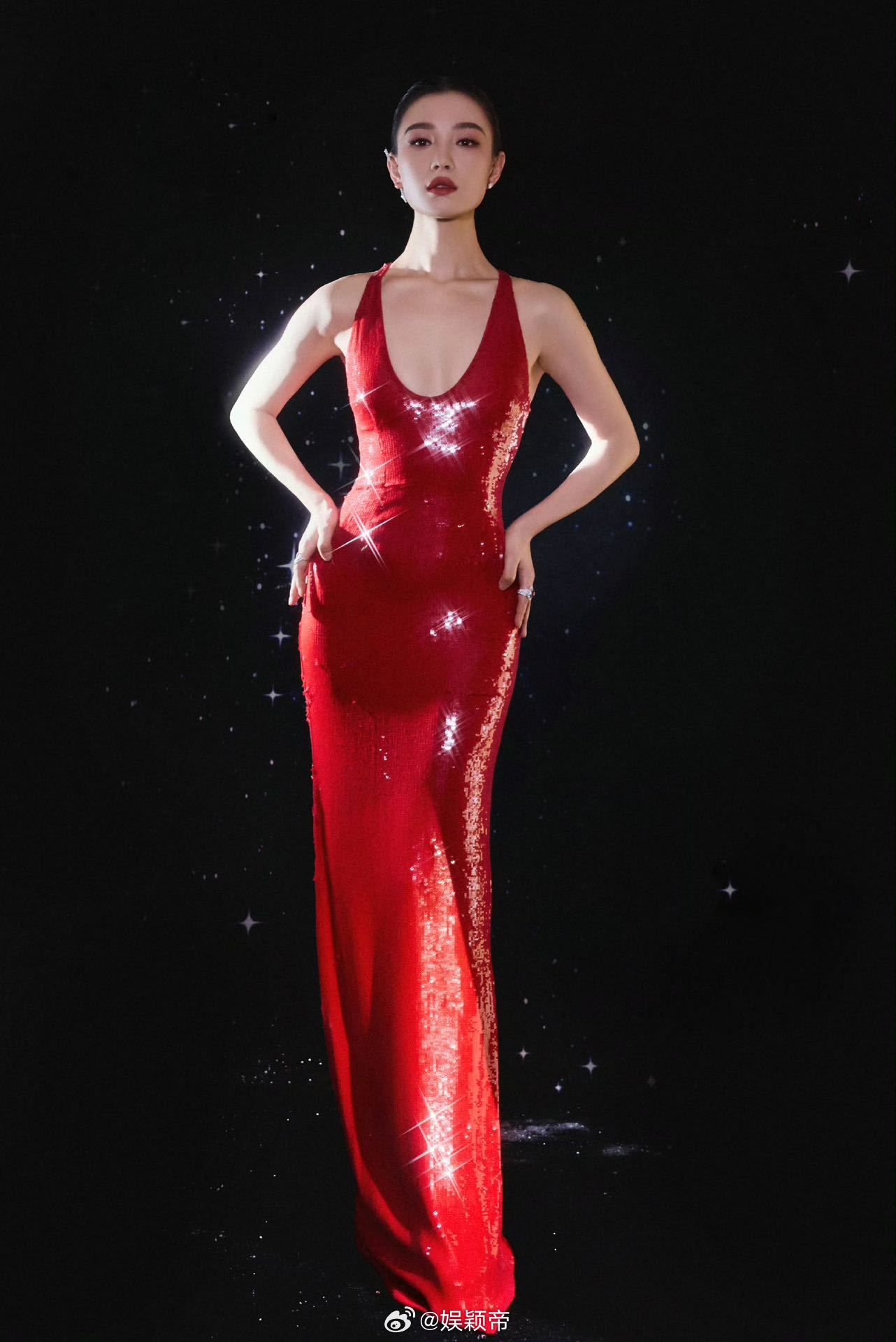 倪妮这铁真没白撸流畅的肌肉线条，舒展的体态，这铁真没白撸！倪妮的美，是自律和时