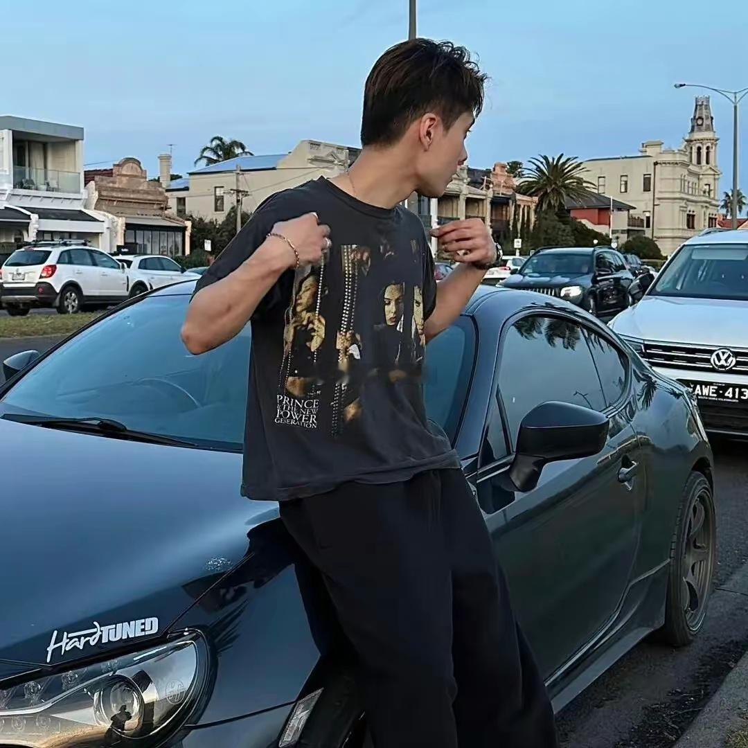 水瓶座的男生本身并不是一个特别在乎自己生活中的利益的人，他们也不屑于把自己的时间