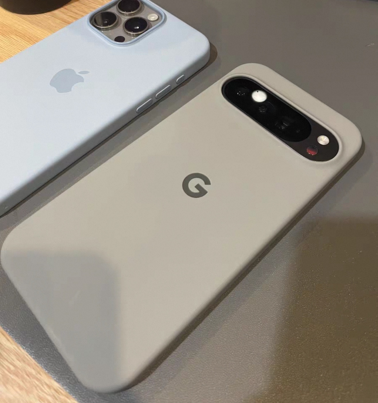 黄仁勋居然没有用iPhone，而是用GooglePixel手机。他给出的理