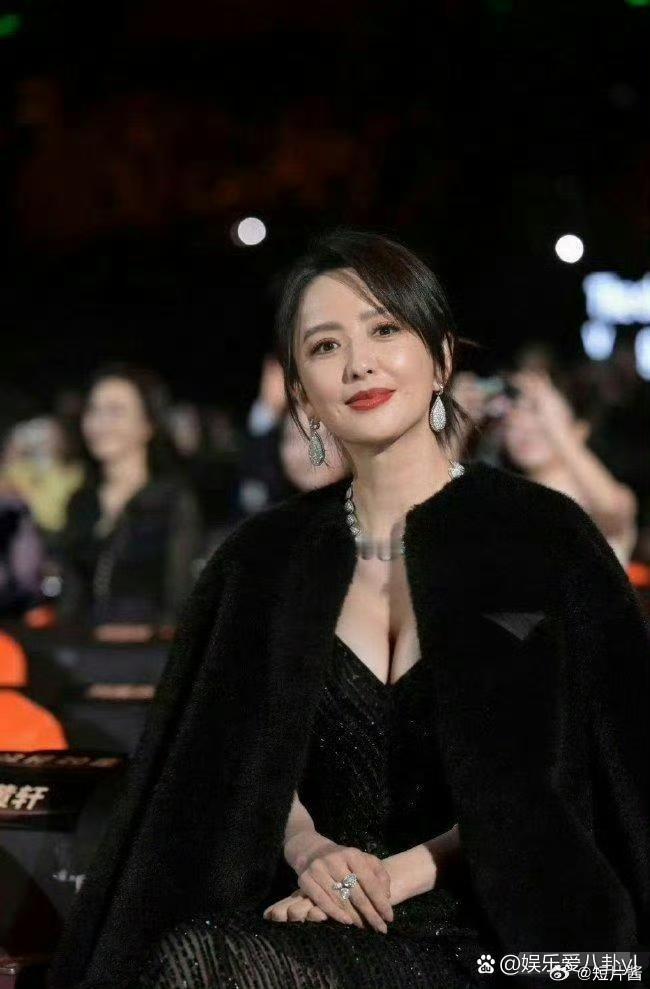 佟丽娅越来越丰腴迷人了，皮肤又白又嫩，这状态绝了