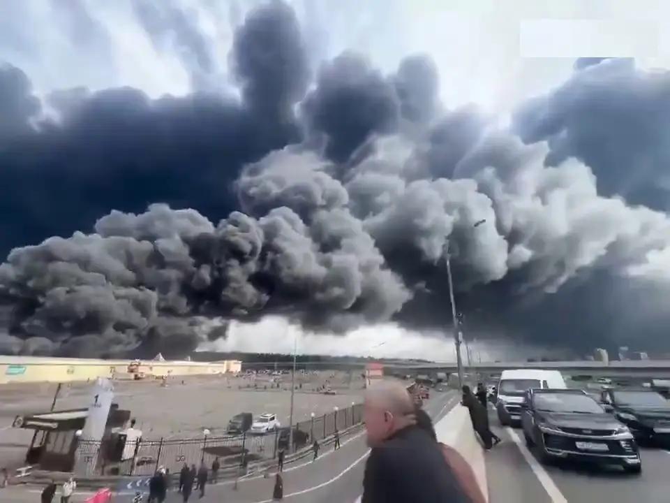 出大事了！沙特首都利雅得机场死伤一大堆，沙特联军跟胡塞武装这么打下去，谁也扛不住