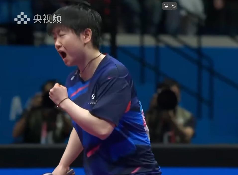 突发！莎莎有两次发球，都主动停止了，因为旁边喊的太响了。莎莎抗干扰放的是