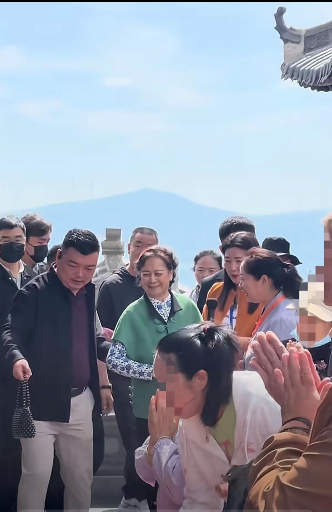 5月1日上午，86版的《西游记》观音菩萨的扮演者左大玢现身河南香山寺。82岁的