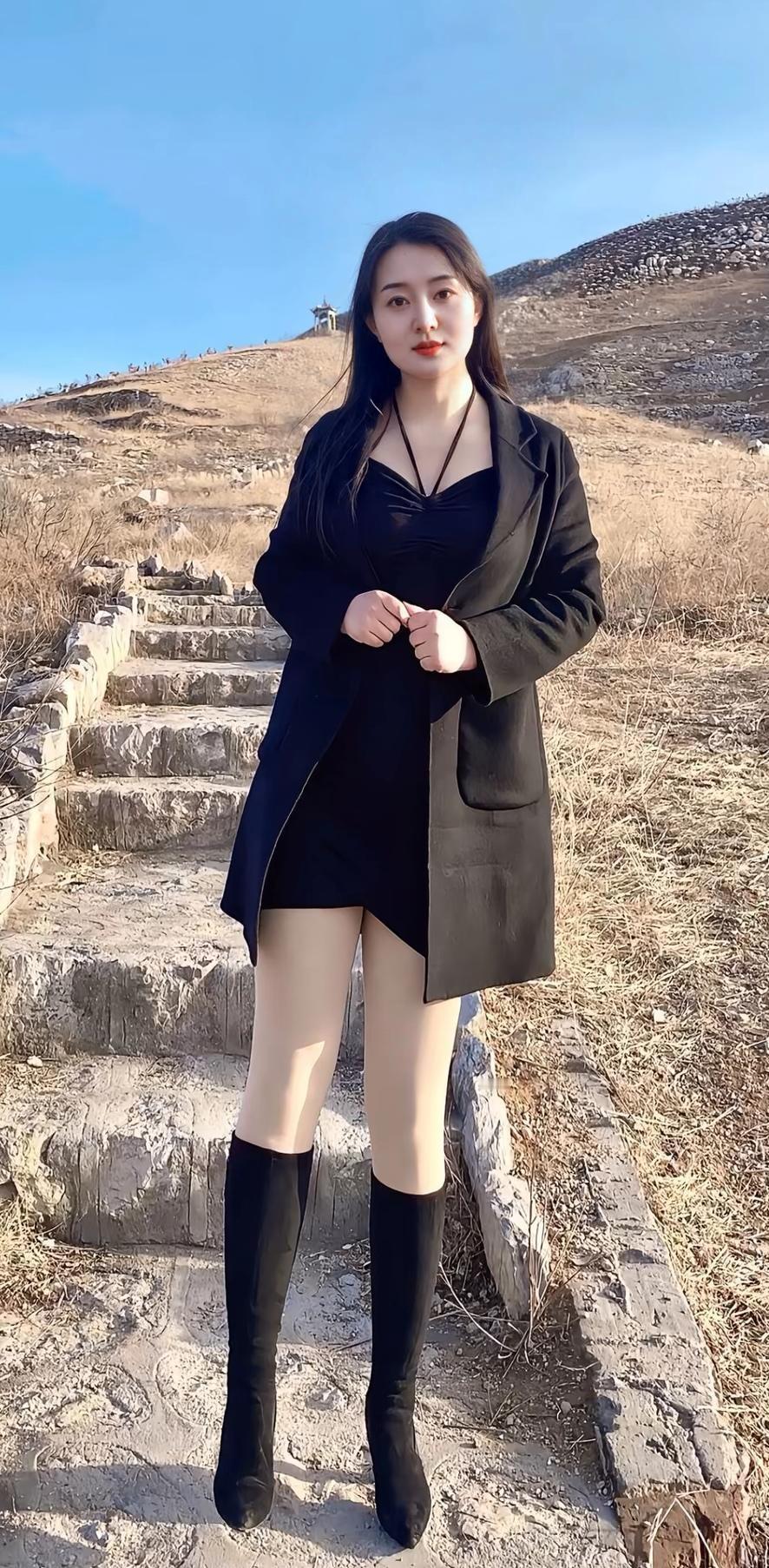 这姑娘穿着酷酷的，站在台阶上。