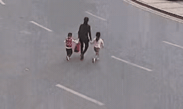 过马路一定要走斑马线，要拉紧孩子的手。你要知道，几岁孩子，特别是小男孩不