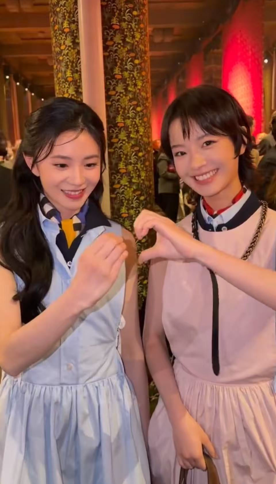 李庚希刘浩存同框比心刘浩存李庚希同框比心刘浩存李庚希同框比心，太养眼噜！